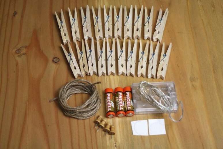 25. O modo de fazer o varal de fotos com pisca pisca &eacute; exatamente o mesmo do tradicional