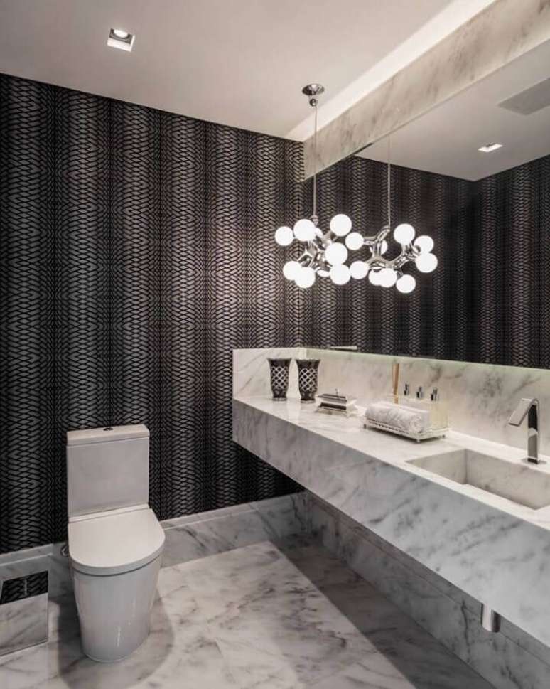59. Decoração moderna com bancada de mármore para banheiro com papel de parede preto – Foto: Margit Soares