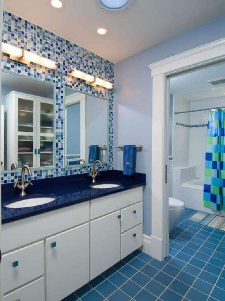 60. Decoração simples com bancada de banheiro azul escura e pastilhas ao redor do espelho – Foto: Architecture Beast