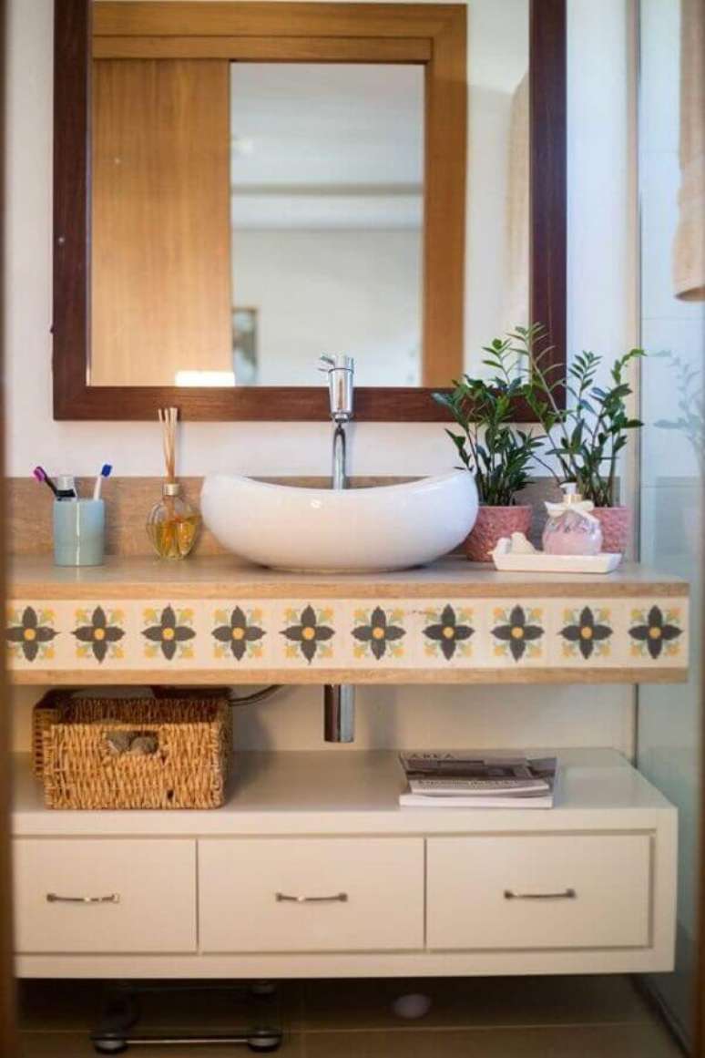 61. Decora&ccedil;&atilde;o simples com estilo retr&ocirc; com bancada de banheiro com cuba branca &ndash; Foto: L&aacute; de Casa