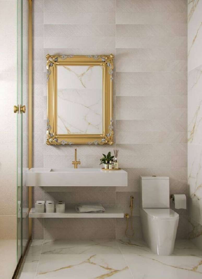 64. Os detalhes dourados deixam a decoração com bancada de banheiro muito mais sofisticada – Foto: Pinterest