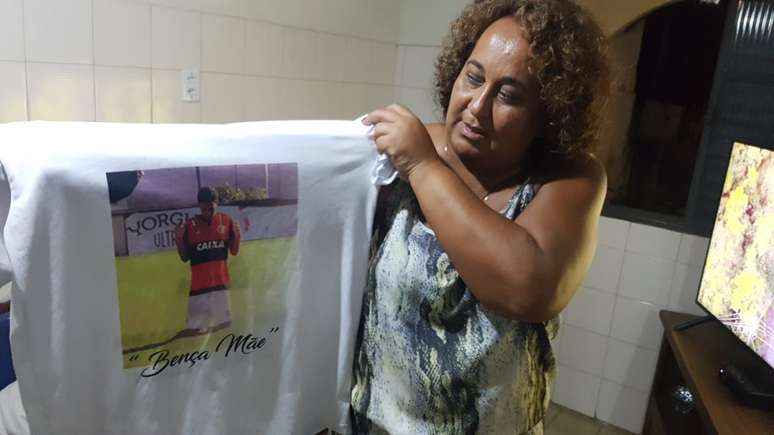 Marília Barros mostra camisa com imagem de Arthur.