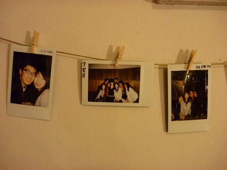 46. Imagina s&oacute; que incr&iacute;vel ter seus amigos sempre perto de voc&ecirc; com um varal de fotos&nbsp;para quarto