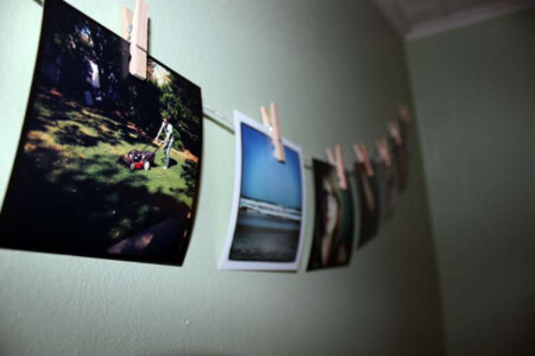 14. Voc&ecirc; pode colocar fotos de viagens e de momentos comuns do dia a dia no varal de fotos
