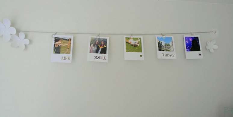 47. Voc&ecirc; pode tamb&eacute;m escrever palavras estimuladoras no varal de fotos para deixar seu dia a dia mais positivo