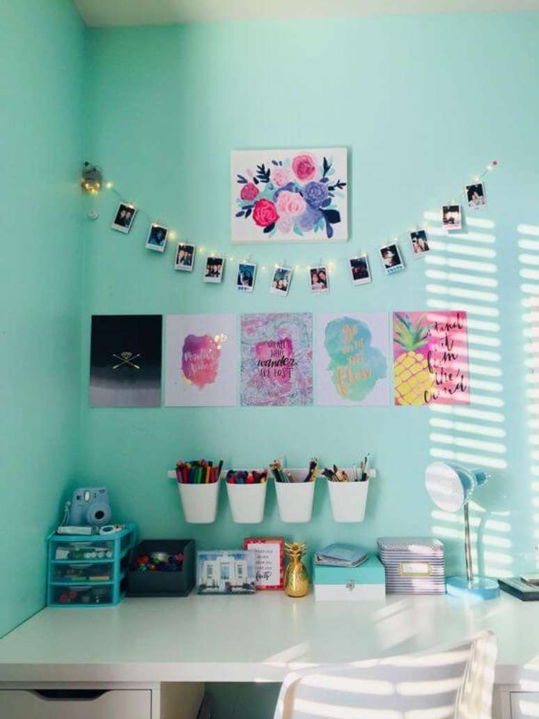 6. Varal de fotos com pisca pisca no quarto &ndash; Via: Pinterest