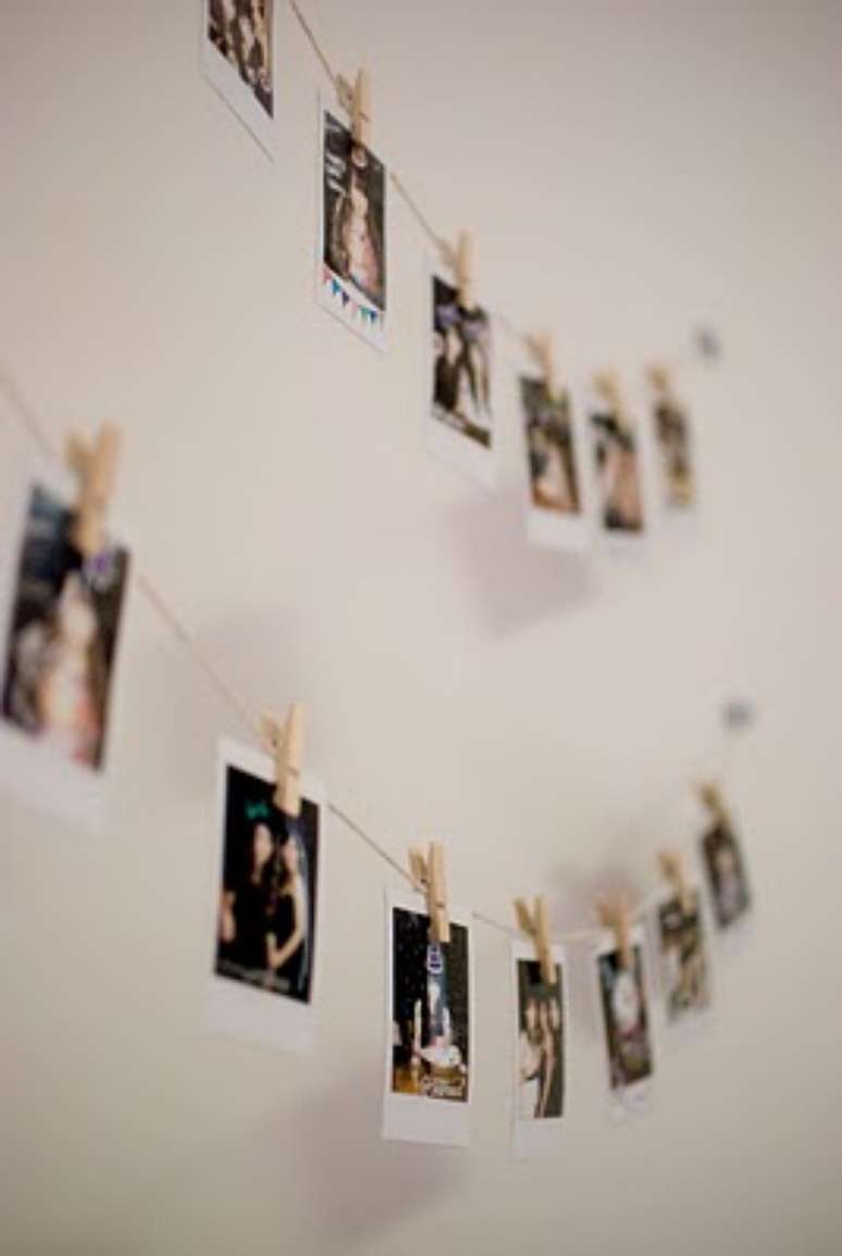 15. &Eacute; interessante tamb&eacute;m usar imagens com amigos e pessoas importantes para voc&ecirc; no varal de fotos