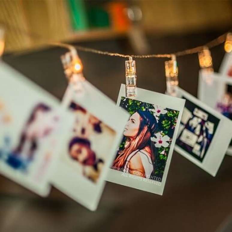27. Esse tipo de varal de fotos &eacute; super &uacute;til pois j&aacute; tem o prendedor e a luz embutidos