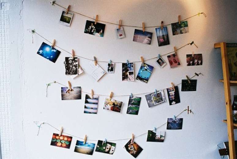 19. Mais um exemplo do varal de fotos aproveitando um espa&ccedil;o antes inutilizado