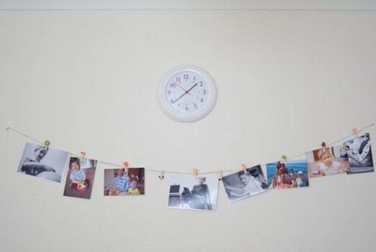 21. D&aacute; para acompanhar o crescimento das crian&ccedil;as com o varal de fotos