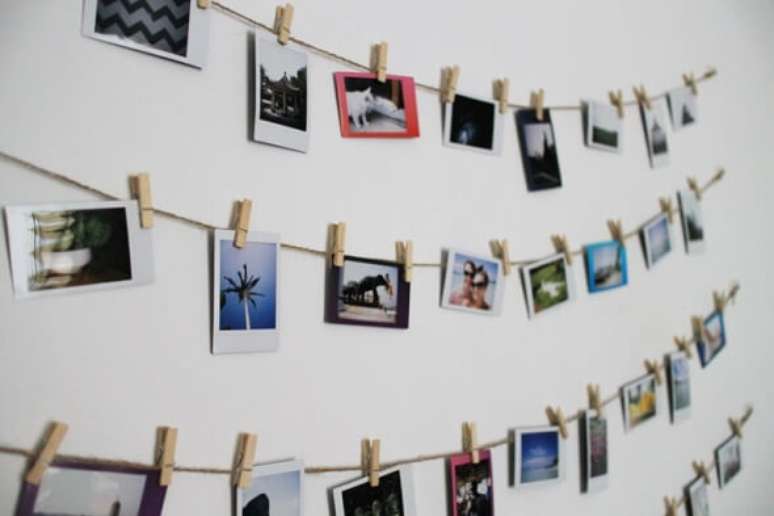 23. Voc&ecirc; pode colar suas fotos em papeis coloridos para dar fundos diferentes a elas no varal de fotos