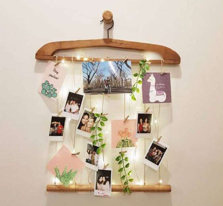 54. Varal de fotos feito com cabides &ndash; Via: Pinterest