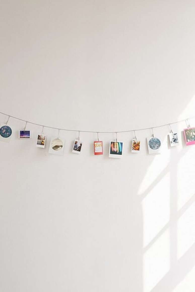 5. Um simples varal de fotos j&aacute; pode fazer toda a diferen&ccedil;a na sua sala