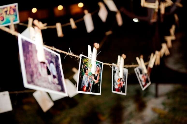 52. Voc&ecirc; pode usar o varal de fotos para mostrar momentos importantes do seu relacionamento no casamento