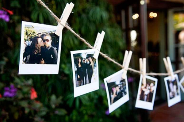 53. Os convidados com certeza v&atilde;o adorar ver seu varal de fotos!
