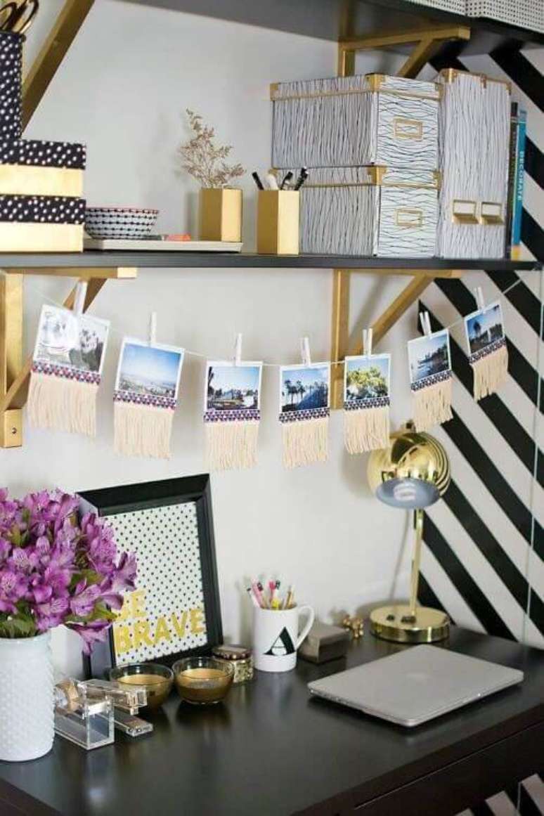 61. Escrivaninha decorada com varal de fotos &ndash; Via: Pinterest