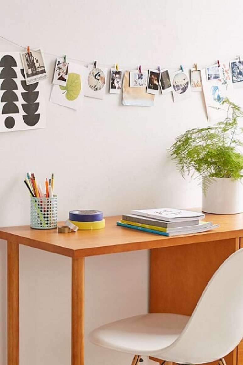 38. O varal de fotos &eacute; uma &oacute;tima decora&ccedil;&atilde;o para a &aacute;rea de estudos ou trabalho