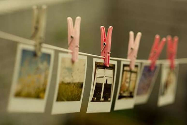 13. Mas o varal de fotos mais simples tamb&eacute;m fica &oacute;timo