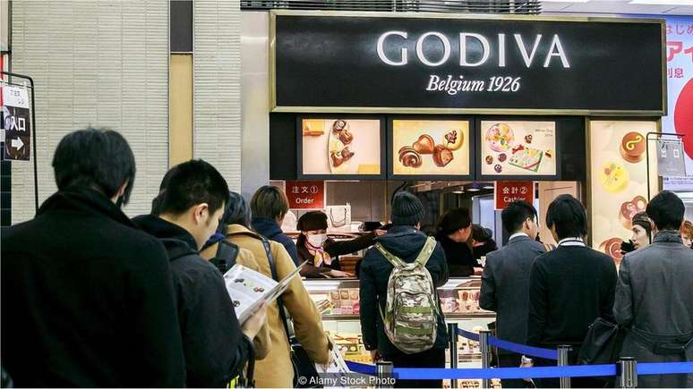 Homens fazem fila em frente a uma loja Godiva em Tóquio, em 2016, para comprar presentes