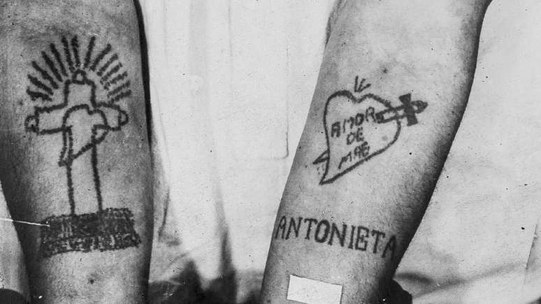 Nesta foto de 1939, os dois temas mais recorrentes da tatuagem brasileira: religiosidade e afeto