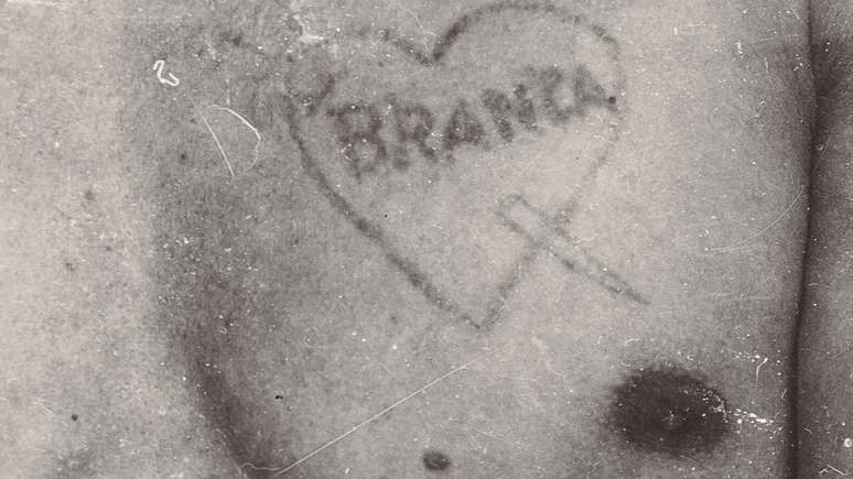Lauro, detento do Carandiru, tatuou no peito um cora&ccedil;&atilde;o trespassado por um punhal e o nome de sua amada