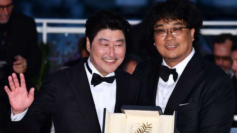 'Parasita', de Bong Joon-Ho (à direita) pode se tornar o primeiro filme não falado em inglês a vencer um Oscar de melhor filme