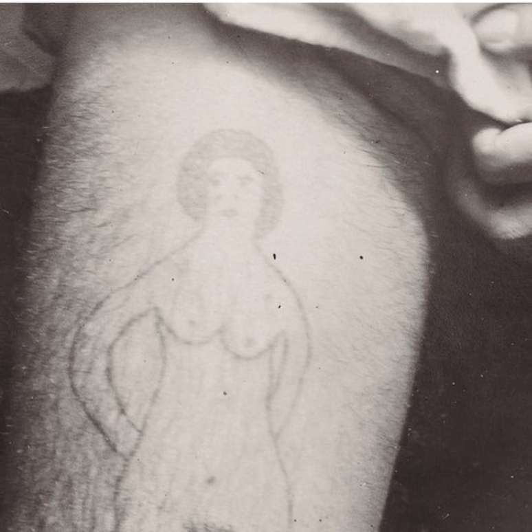 Ariosto, detento do Carandiru, tinha na coxa o desenho de uma mulher nua. Ele fez a tatuagem em casa, no ano de 1934