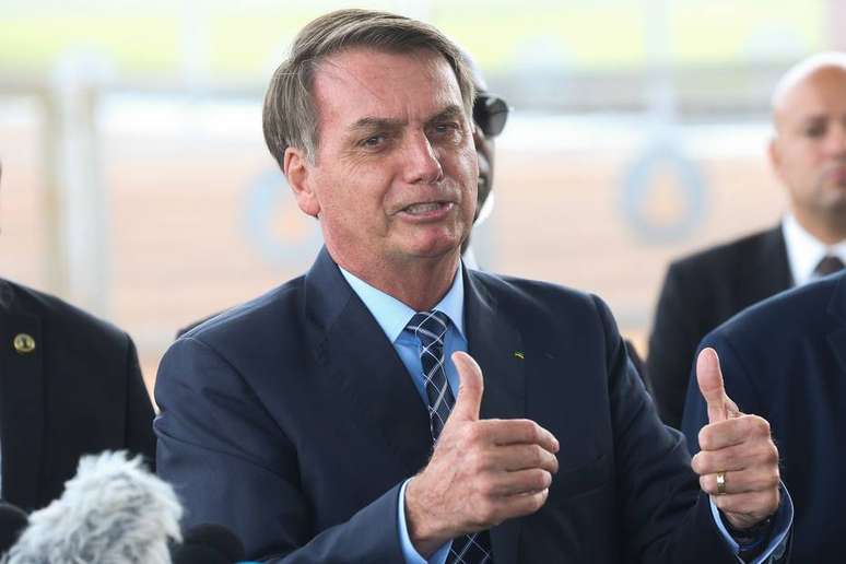 Presidente Jair Bolsonaro fala à imprensa e cumprimenta populares ao sair do Palácio da Alvorada, em Brasília 
