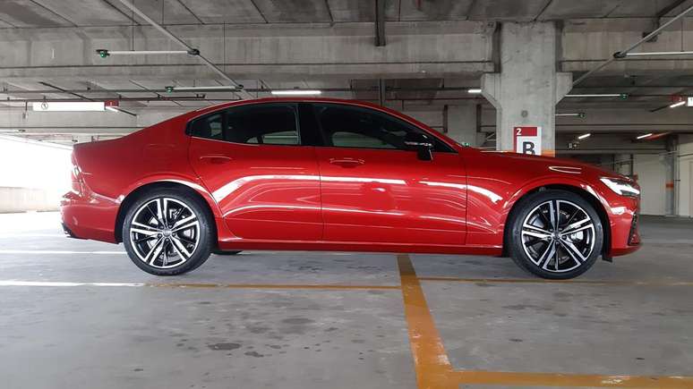 Com grande dist&acirc;ncia entre-eixos e rodas de aro 19, o carro &eacute; bem est&aacute;vel.