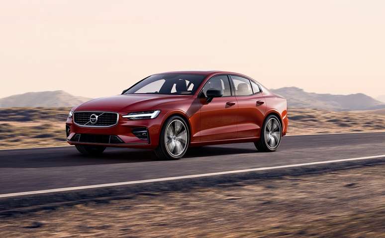 Com 407 cv de potência, o Volvo S60 T8 vai de 0-100 km/h em 4,4 segundos.