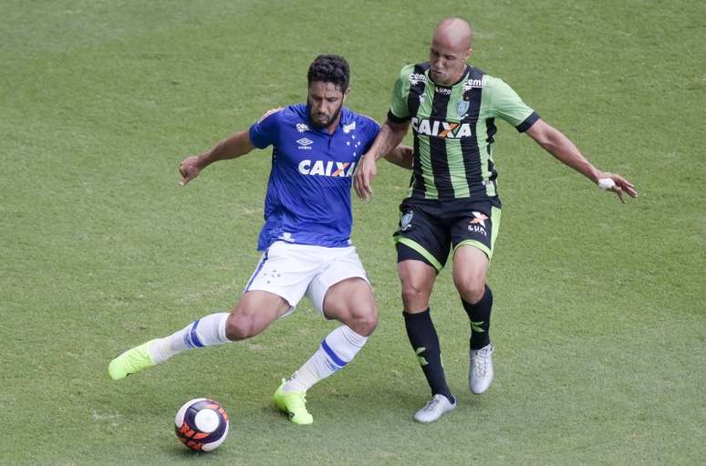 Léo, zagueiro do Cruzeiro, em disputa de bola na última partida entre as duas equipes (Foto: Divulgação/Cruzeiro)