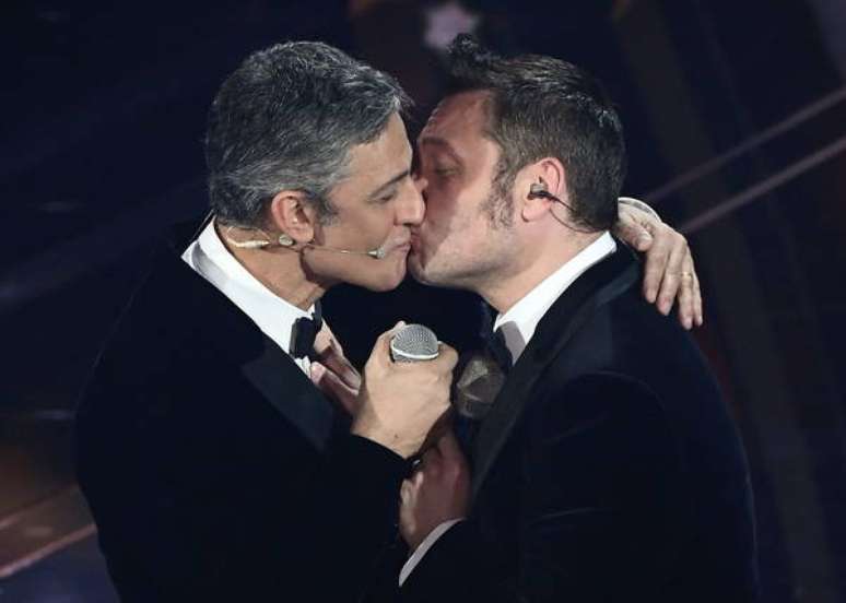 Após polêmica em Sanremo,Tiziano Ferro e comediante se beijam