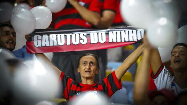 Torcida do Flamengo homenageia garotos mortos em incêndio no Ninho do Urubu