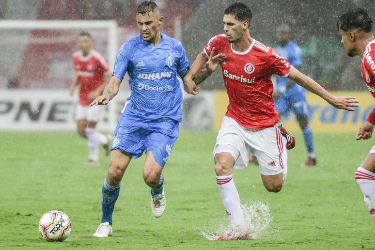 Lance entre Johnny (INT) e Romano (NHA), durante o jogo válido pela 5ª rodada do grupo A, pelo primeiro turno do Campeonato Gaúcho 2020, realizado no estádio Beira-Rio.