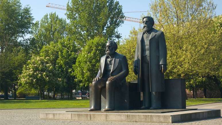 Karl Marx e Friedrich Engels desenvolveram juntos a teoria do socialismo científico