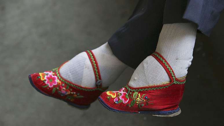 A tradição chinesa de enfaixar os pés — que acabava enventualmente deformando os membros — se estendeu por quase mil anos até ser proibida