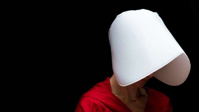 A hist&oacute;ria apresenta um futuro dist&oacute;pico onde h&aacute; um problema global de infertilidade