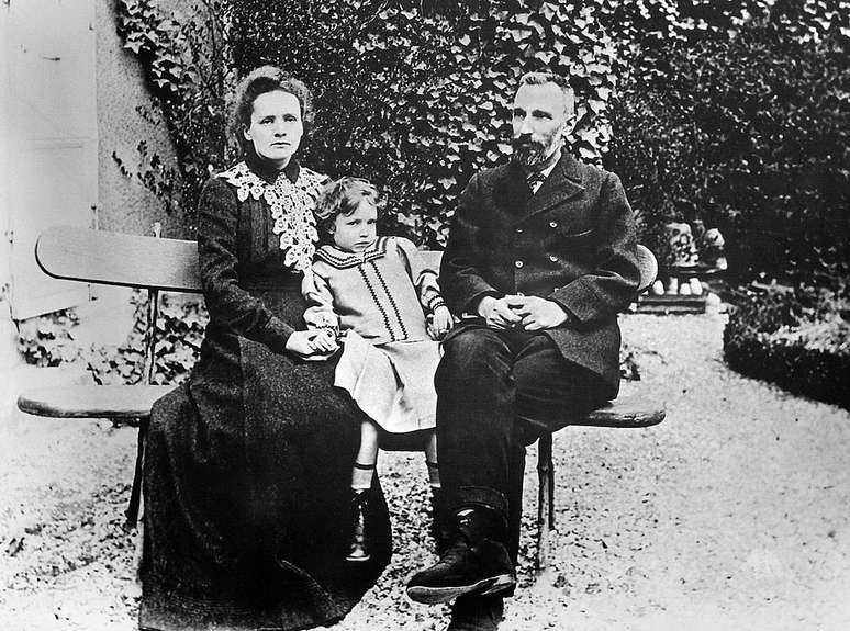 Marie ganhou o primeiro prêmio Nobel junto ao marido, Pierre Curie, em 1903