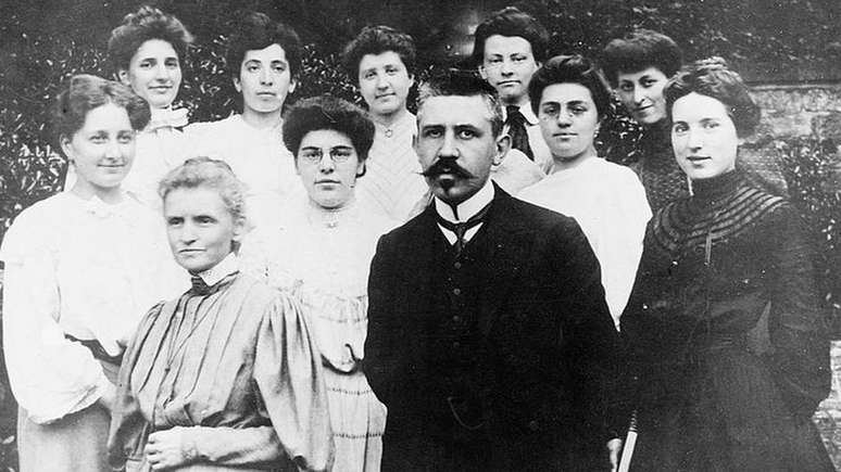 Marie Curie, Paul Langevin e um grupo de mulheres em 1910: ambos ensinaram na Universidade Sorbonne