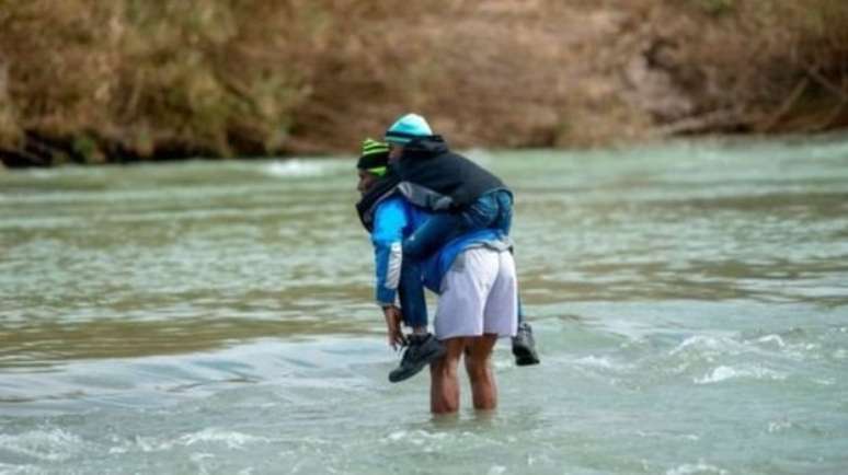 Famílias de migrantes com crianças cruzam rios todos os dias na tentativa de chegar aos Estados Unidos