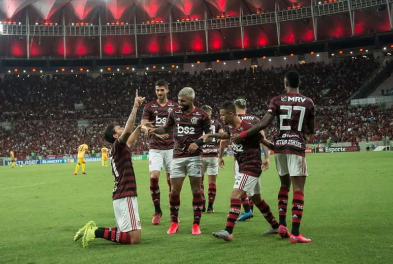 Pedro, ajoelhado, comemora com Gabigol e demais atletas do Flamengo (Foto: Alexandre Vidal/Flamengo)