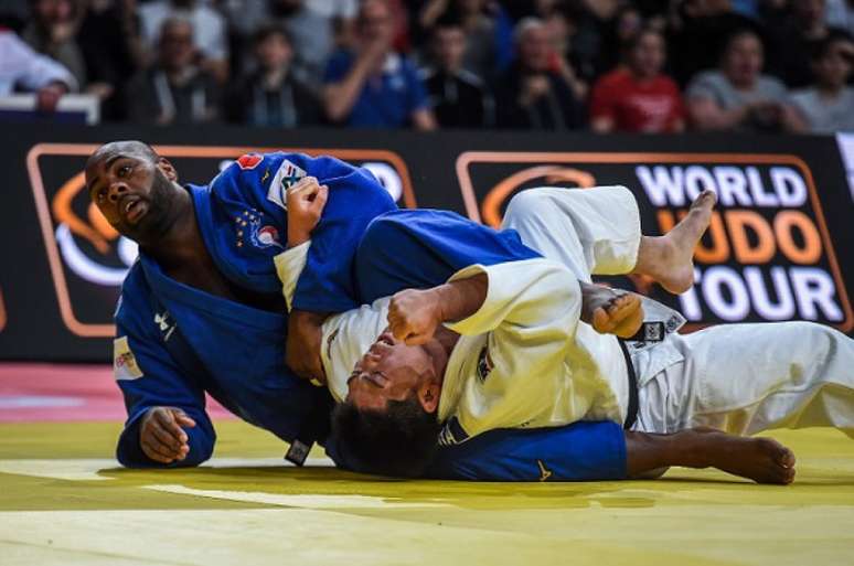 Teddy Riner perdeu para o japonês Kokoro Kageura na semifinal do Grand Slam de Paris (Foto: AFP)