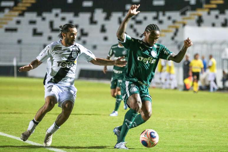  Apodi jogador do Ponte Preta disputa lance com Luiz Adriano jogador do Palmeiras durante partida no estadio Moises Lucarelli pelo campeonato Paulista 2020