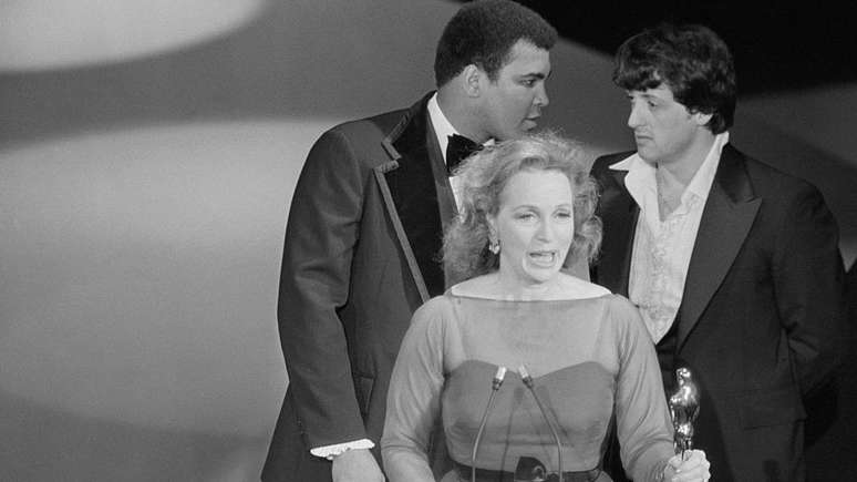 Beatrice Straight dividiu o palco com Muhammad Ali e Sylvester Stallone, quando discursou após receber seu Oscar em 1977
