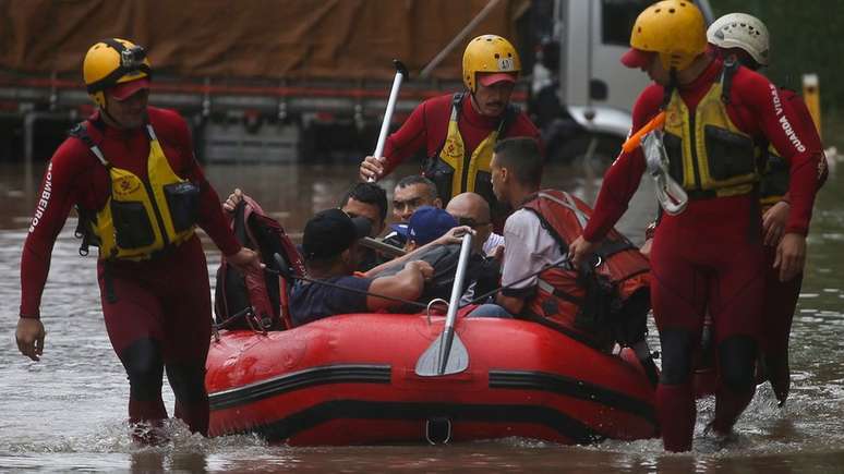 Bombeiros usam bote para resgatar pessoas que ficaram ilhadas em São Paulo