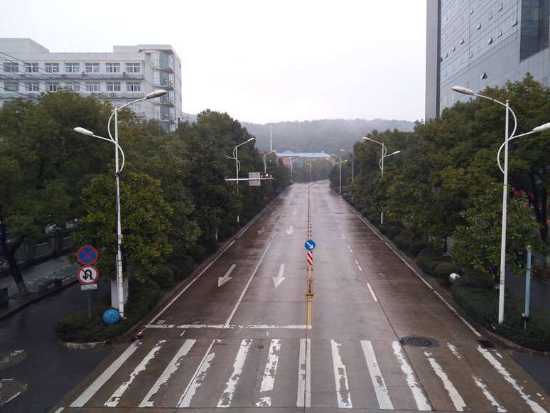 Rua vazia em Wuhan, na Província de Hubei, considerada cidade epicentro da doença