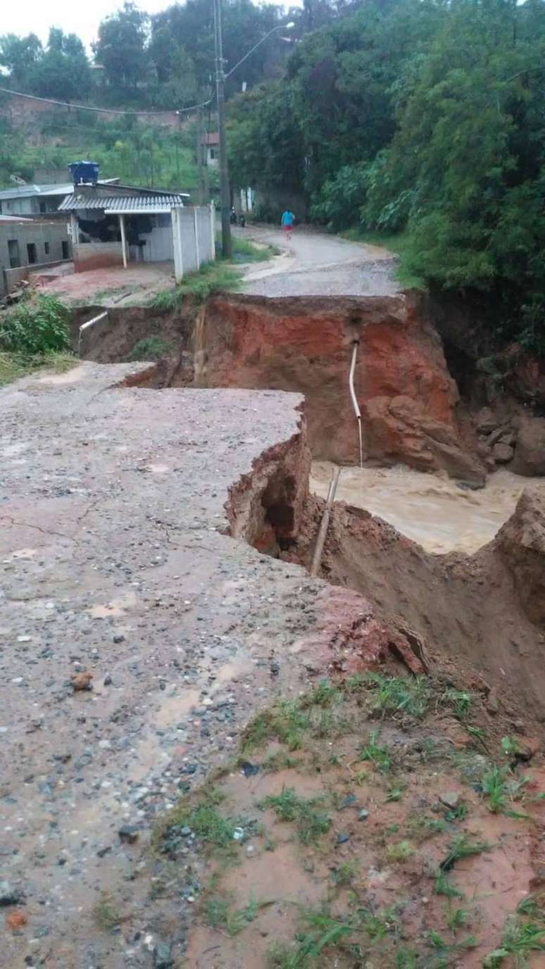 Ponte foi levada pela chuva e deixou interditado acesso ao bairro Tanque Velho, em Araçariguama (SP).
