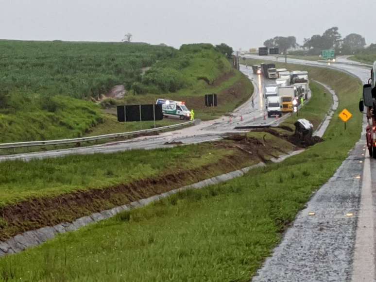 As chuvas abriram uma cratera na rodovia Marechal Rondon, em Botucatu. Um carro e um caminhão caíram no buraco. Uma pessoa está desaparecida.