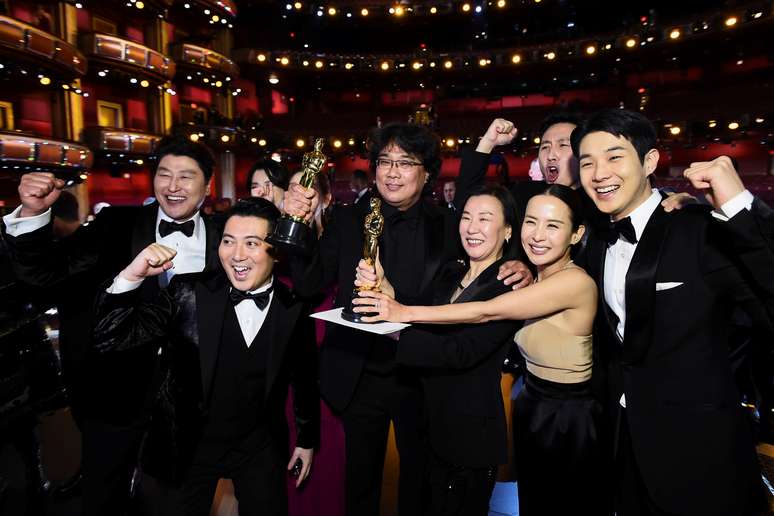 Diretor Bong Joon-ho e elenco do filme "Parasita" comemoram vitórias históricas no Oscar
09/02/2020
Matt Petit/A.M.P.A.S./Handout via REUTERS