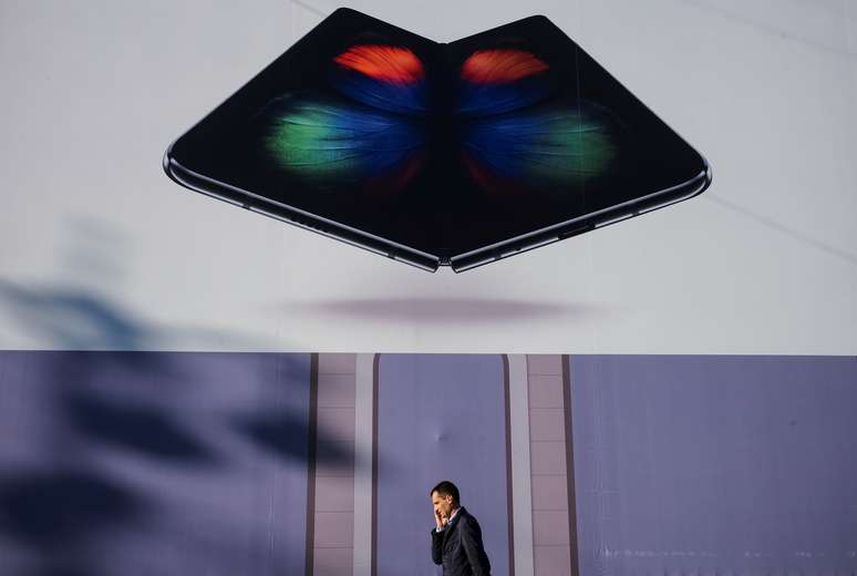 Samsung Galaxy Fold, primeiro smartphone dobrável da Samsung.
06/12/2019.  
REUTERS/Gleb Garanich